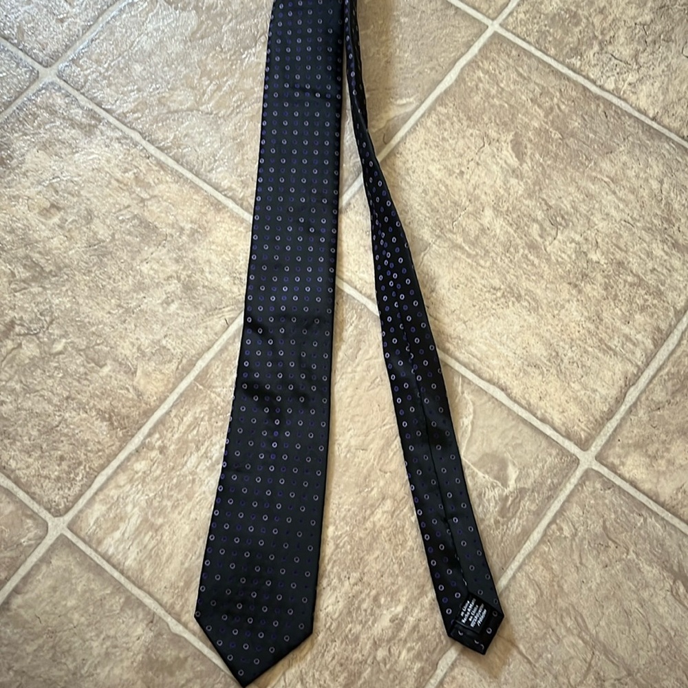 Apt 9 black tie with small purple rings